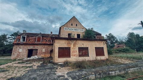 Zdjęcie terenu byłej Huty Hortensja w obecnym stanie, ukazujące opuszczone budynki