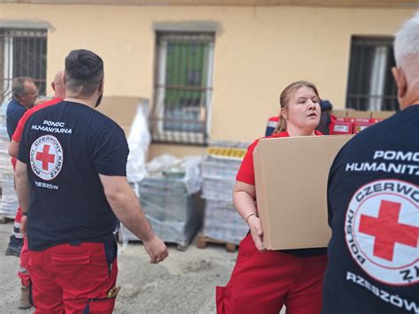 Zdjęcie przedstawiające akcję solidarnościową lub grupę osób organizujących zbiórkę pomocy humanitarnej