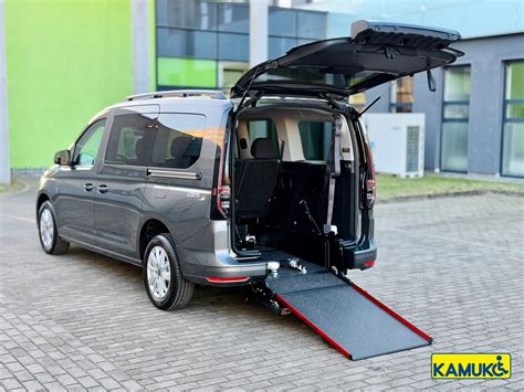 Wnętrze miniautobusu MPK Kraków z niską podłogą i platformą dla wózków