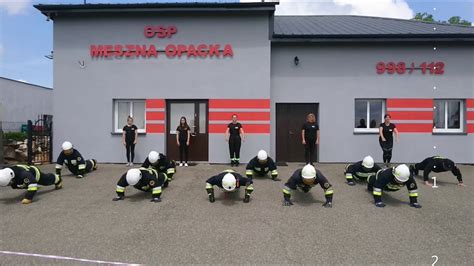 Zdjęcie sztandaru OSP Meszna Opacka i figury św. Floriana