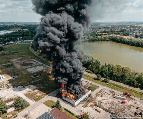 Pożar hali z chemikaliami w Kędzierzynie-Koźlu, widok z lotu ptaka