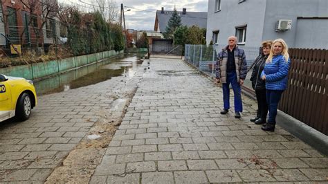 Zalana ulica Garwolińska w Siedlcach z widocznym uszkodzonym hydrantem lub rurociągiem