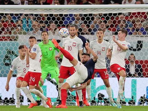 Zdjęcie przedstawiające akcję na boisku podczas meczu piłki nożnej służb mundurowych w hali sportowej w Elblągu