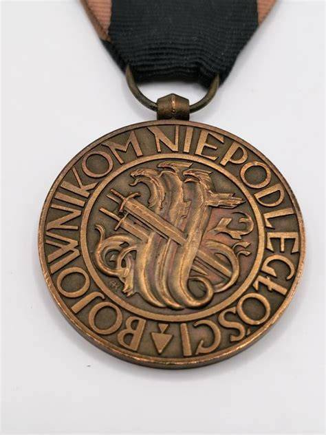 Medal X-lecia odzyskania niepodległości z motywem Domu Strażaka
