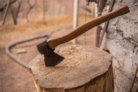 zdjęcie ilustracyjne siekiery i łatwopalnej cieczy