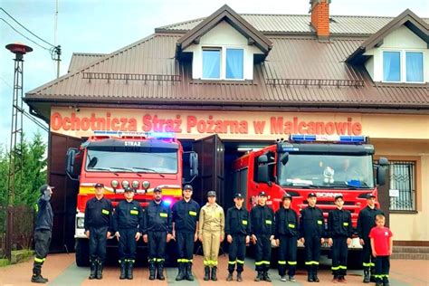 Archiwalne zdjęcia strażaków OSP Malcanów oraz współczesne fotografie drużyny