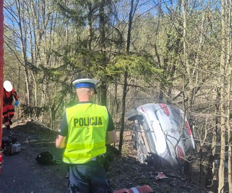 Szkolenie strażaków w lesie, z wozem strażackim i sprzętem gaśniczym