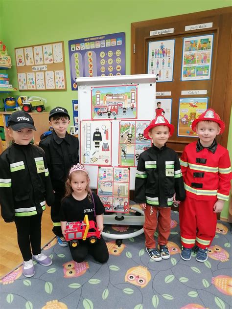 Dzieci w strojach strażaków z balonami w kształcie Minionków