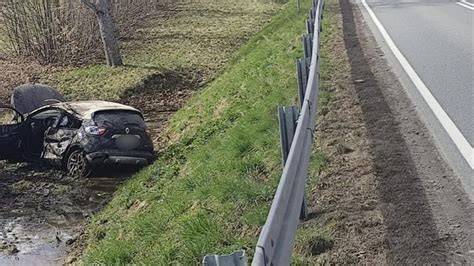 Samochód strażacki w rowie po wypadku na wiejskiej drodze