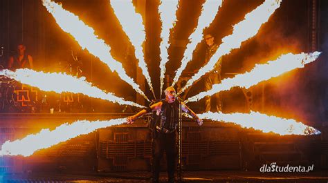 Zespołu Rammstein na tle płonącej sceny podczas koncertu
