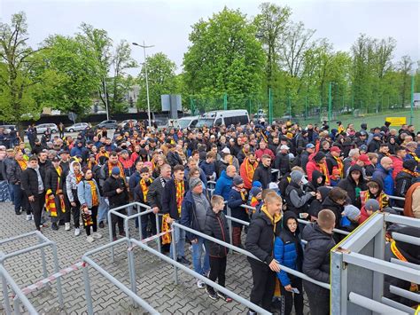 Grupa fanów Rammstein oczekująca przed wejściem na stadion
