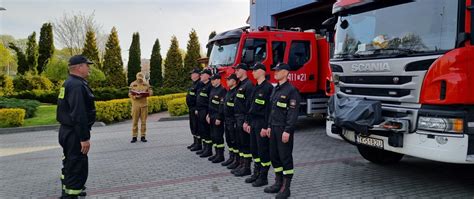 Zdjęcie strażaka w ubraniu koszarowym