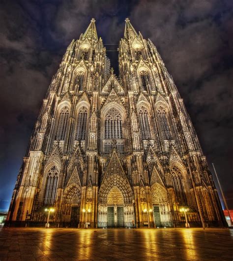 Thematic photo of Cologne Cathedral at night