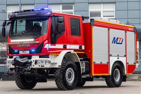 Współczesny samochód strażacki IVECO EUROCARGO uszkodzony przez spadające drzewo, z widocznymi pracami naprawczymi kabiny