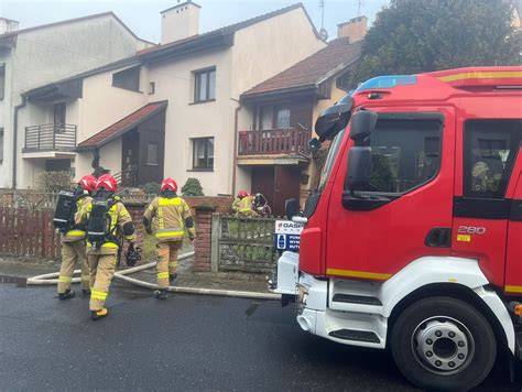 Policja i straż pożarna na miejscu pożaru słomy