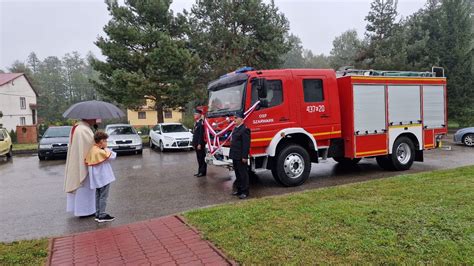 Poświęcenie nowego samochodu strażackiego w OSP Szarwark