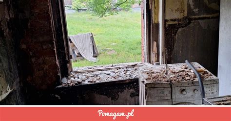 Zdjęcie zniszczonego wnętrza mieszkania po pożarze, widoczne okopcenia i popękane okna