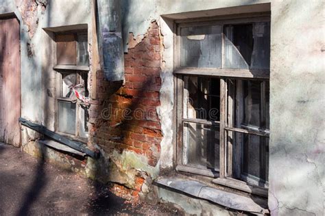 zdjęcie zniszczonej fasady budynku mieszkalnego we Lwowie