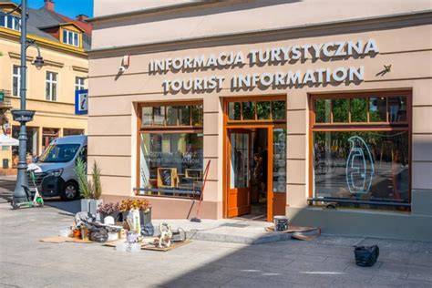 Zdjęcie przedstawiające front nowej siedziby Informacji Turystycznej w zabytkowej kamienicy w Dukli