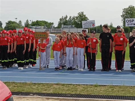 Zdjęcie grupowe zwycięskich drużyn z Wojewódzkich Zawodów Sportowo-Pożarniczych w Staszowie.