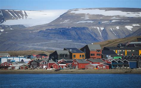 Zdjęcie Scanii P410 z wysięgnikiem w Longyearbyen, Svalbard