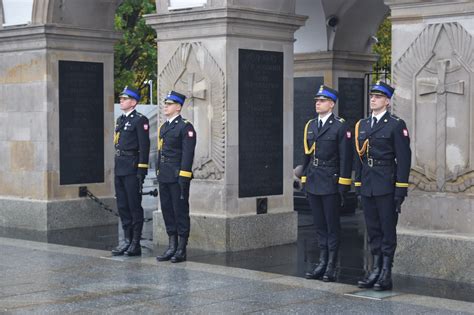 Schemat ustawienia szpaleru honorowego przed budynkiem (dwóch szeregów mundurowych z szablami tworzących „daszek”)