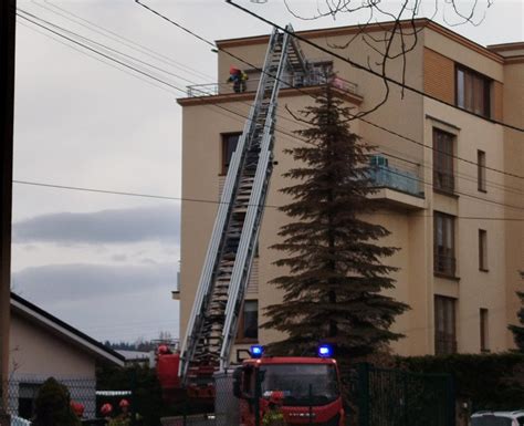 Zdjęcie ewakuacji osoby z budynku za pomocą drabiny strażackiej