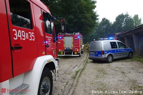 Fotografia przedstawiająca płonące zabudowania gospodarcze w Lipniku z widocznymi strażakami