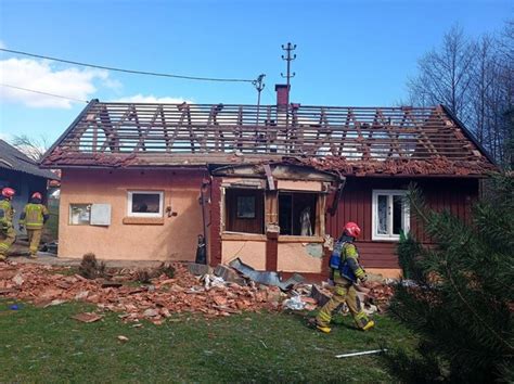 Zdjęcie strażaków na miejscu zdarzenia lub uszkodzonego domu po wybuchu gazu