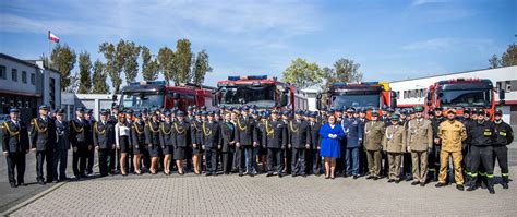 Zdjęcie grupowe strażaków i gości podczas uroczystości