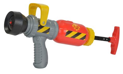 Zbliżenie na uchwyt i pompkę pistoletu na wodę Strażak Sam.