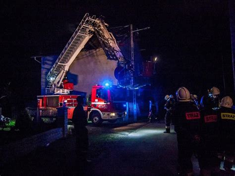 Spalone domy i krajobraz po przejściu pożaru