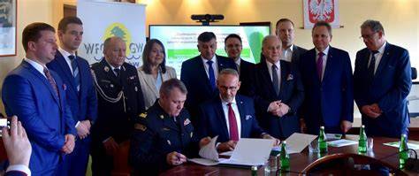 Konferencja prasowa dotycząca programu „Mały Strażak” z udziałem przedstawicieli władz i służb