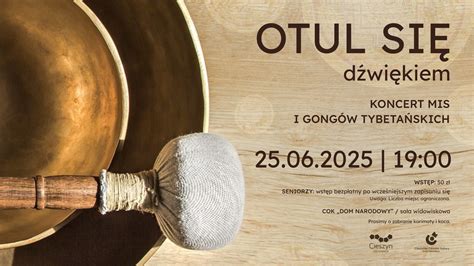 Grupa strażaków uczestnicząca w koncercie gongów i mis tybetańskich