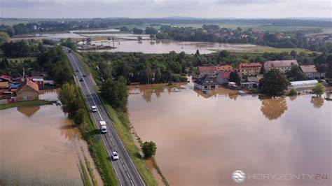 Zdjęcie przedstawiające zalane miasto Stronie Śląskie z widocznymi zatopionymi budynkami i pojazdami