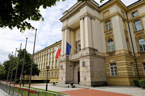 Zdjęcie przedstawiające teren przed Kancelarią Prezesa Rady Ministrów w Alejach Ujazdowskich w Warszawie