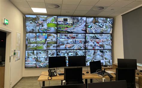Infografika przedstawiająca schemat działania inteligentnego monitoringu wizyjnego z AI, kamery, czujniki, centrum monitoringu