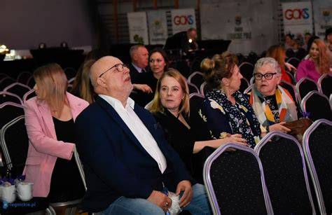 Uczestnicy Gali Liderów Gminy Legnickie Pole podczas wręczania nagród, w tle występy artystyczne.