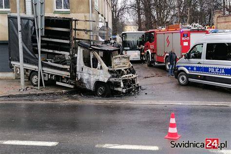 Płonący pojazd dostawczy na ulicy Gepperta we Wrocławiu, w tle budynek Starej Giełdy.