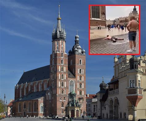 Fotografia turystów na Rynku Głównym wpatrujących się w wieżę Mariacką
