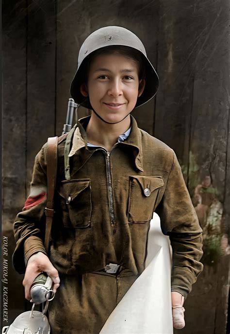 Fotografia żołnierza francuskiego w hełmie M15 Adrian