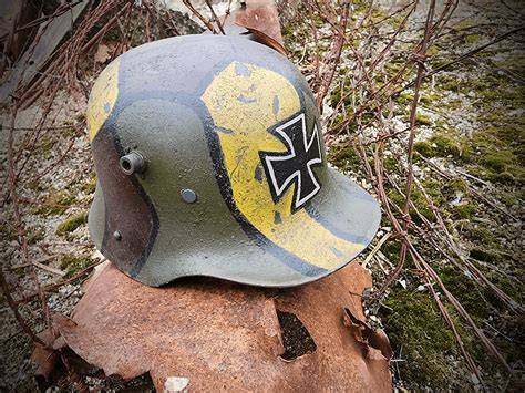 Inforgrafika przedstawiająca etapy produkcji niemieckiego hełmu Stahlhelm M1916