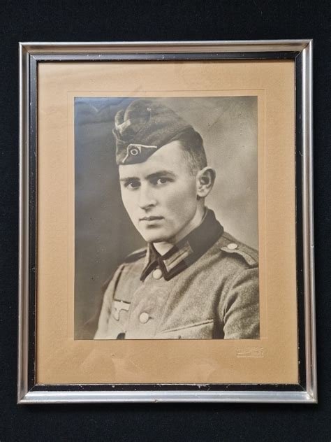 Zdjęcie niemieckiego żołnierza w hełmie Stahlhelm M1916 z dodatkową płytą pancerną (Stirnpanzer)