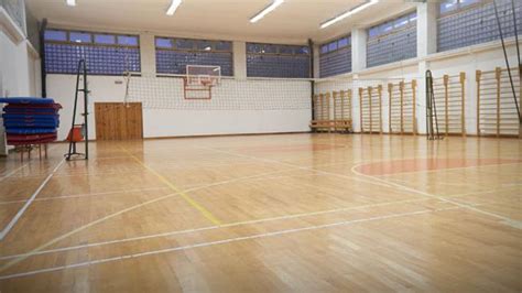 Szkolna hala sportowa zaadaptowana na punkt pomocy dla poszkodowanych