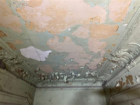 Zdjęcie zniszczonego budynku administracyjnego DSNS w Makarowie przed rozpoczęciem prac odbudowy.