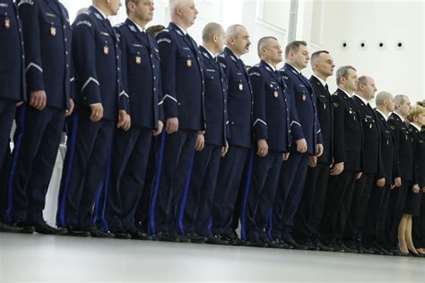 Zdjęcie grupowe przedstawiające oficjeli i przedstawicieli służb mundurowych podczas otwarcia strzelnicy w Milejowie