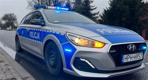 zdjęcie policyjnego radiowozu z widocznymi śladami pożaru