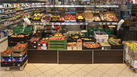 Wnętrze sklepu Lewiatan z widocznymi alejkami i produktami