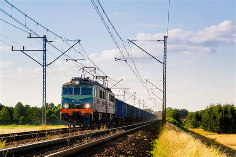 Zdjęcie pociągu Kolei Dolnośląskich płonącego na stacji w Szczytnej lub ujęcie akcji gaśniczej z udziałem straży pożarnej