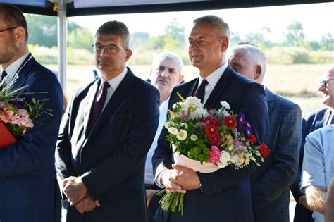Widok na remizę OSP Biała w Gminie Rząśnia